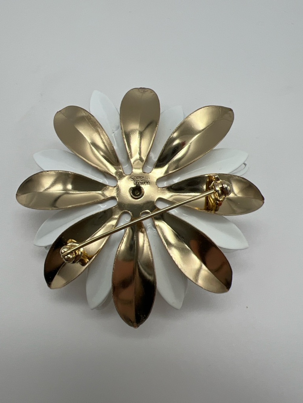 VTG Sarah Coventry Gold & White Floral Statement Brooch with Golden Centre - Picture 3 of 7